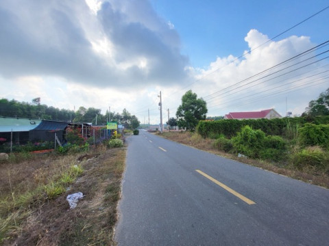Đất nền xã Đất Đỏ - Diện tích 1100m2 ngang 10m mặt tiền đường Nguyễn Huệ sẵn 200m2 thổ cư